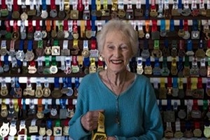 La atleta sudafricana de 85 a&ntilde;os que estableci&oacute; una nueva marca en media marat&oacute;n