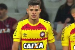 Atlético Paranaense juega con una “camiseta de España” en respaldo a Bolsonaro
