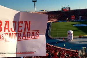 Los hinchas chilenos protestaron con carteles por los precios de las entradas