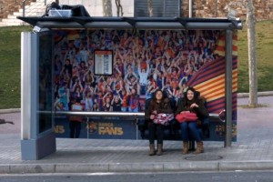 Barcelona convirti&oacute; una parada de colectivos en un banco de suplentes
