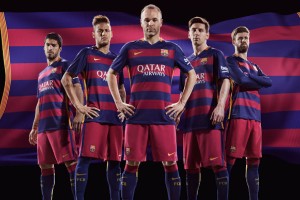 Barcelona present&oacute; su camiseta con franjas horizontales