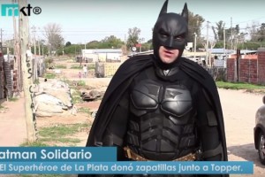 Topper donó zapatillas junto a Batman Solidario en La Plata