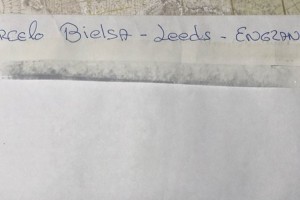Un fan&aacute;tico del Leeds invit&oacute; a Bielsa a su casamiento y el entrenador le respondi&oacute; con una carta