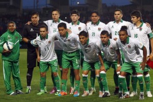 Bolivia cambia el color de su camiseta para intimidar a los rivales