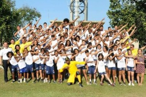 Usain Bolt se fotografi&oacute; con ni&ntilde;os de las favelas