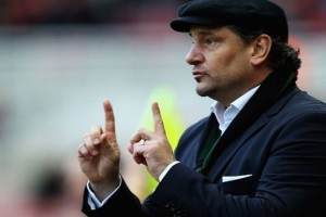 Un ex jugador del Bolton evita la quiebra del club