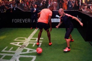 Usain Bolt demostr&oacute; su talento en el f&uacute;tbol junto a Puma
