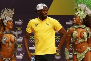 Antes de competir, Usain Bolt se luci&oacute; al ritmo de la Samba
