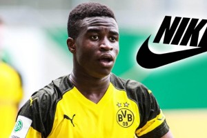Moukoko, la promesa de 14 a&ntilde;os que firm&oacute; un acuerdo de 10 millones de euros con Nike