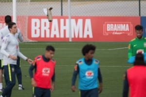 Derrumbaron un dron que le ped&iacute;a un aut&oacute;grafo a Neymar Jr. en el entrenamiento de Brasil