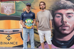Un brasileño ganó un concurso de Binance y le diseñó el casco a Pierre Gasly