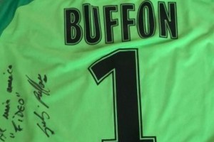Buffon homenajeó a Di María con un especial regalo