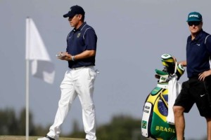 Un golfista brasile&ntilde;o tiene de caddie a un ingl&eacute;s millonario