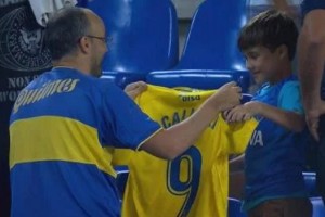 Jonathan Calleri volvi&oacute; a marcar con Las Palmas y le regal&oacute; su camiseta a dos hinchas de Boca