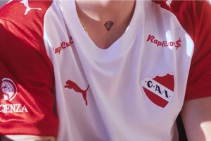 La nueva camiseta alternativa de Independiente recupera un lema histórico