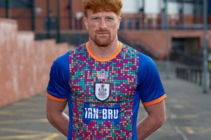 Un equipo escoc&eacute;s present&oacute; una camiseta que destaca sus triunfos, empates y derrotas