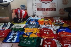 El jugador de f&uacute;tbol al que le robaron su colecci&oacute;n de m&aacute;s de 1000 camisetas