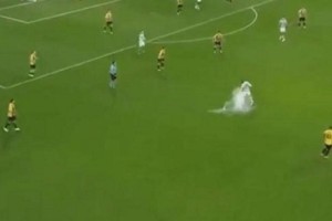 Un jugador hizo explotar el spray que utilizan los árbitros para marcar las faltas