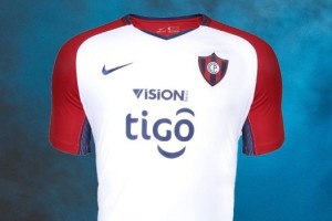 Cerro Porte&ntilde;o present&oacute; un elegante dise&ntilde;o de camiseta blanca