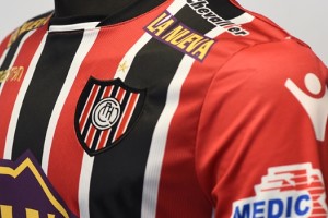 Chacarita present&oacute; su indumentaria 2018 de la mano de Macron