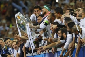 La UEFA premiar&aacute; a los campeones de Champions y Europa League desde el campo de juego