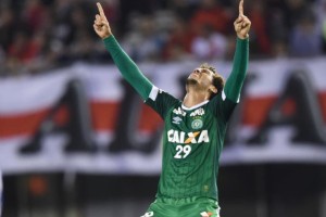 Un sobreviviente de Chapecoense denunci&oacute; que la aseguradora de la tragedia no le pag&oacute; lo que le debe