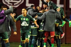 Chapecoense perder&iacute;a los puntos conseguidos ante Lan&uacute;s por la mala inclusi&oacute;n de un jugador