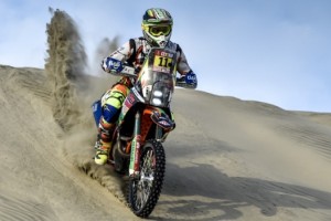 Chavo Salvatierra le hace frente al desierto peruano y mantiene su posición en la tercera etapa del Rally Dakar