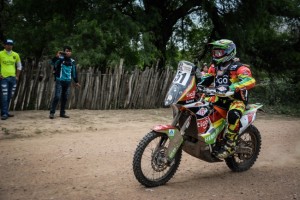 Chavo Salvatierra mantiene el liderato en motos y escala en la clasificaci&oacute;n general