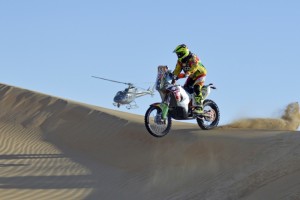 Chavo Salvatierra sigue escalando posiciones en el Rally de Abu Dhabi 