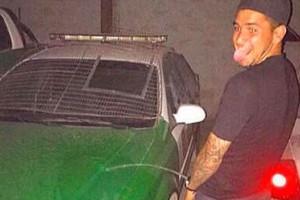 En Chile despidieron a un jugador por orinar un auto de polic&iacute;a