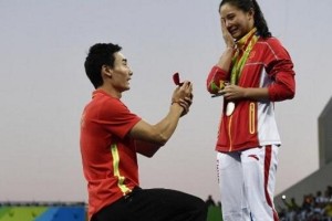 Sorprendieron a una campeona ol&iacute;mpica pidi&eacute;ndole matrimonio en el podio