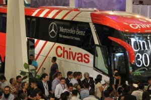 Las Chivas de Guadalajara presentaron su nuevo autob&uacute;s Mercedes-Benz