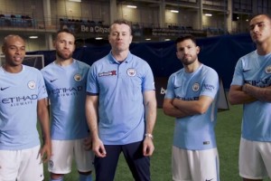Jugadores del Manchester City demostraron su capacidad de control del bal&oacute;n en una activaci&oacute;n de rugby