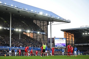 Los clubes de la Premier League aprobaron la implementaci&oacute;n del l&iacute;mite de gasto en plantillas