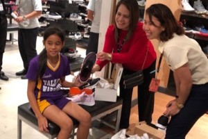 Se dibuj&oacute; unas zapatillas para competir, gan&oacute; tres medallas y le regalaron un calzado