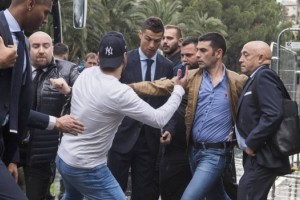 Redujeron a un hincha que se hizo pasar por periodista para fotografiarse con Cristiano Ronaldo