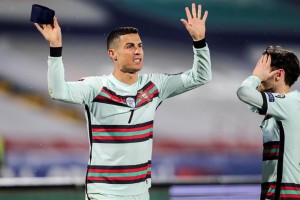 El lado solidario de la subasta millonaria de la cinta de capit&aacute;n de Cristiano Ronaldo &acute;