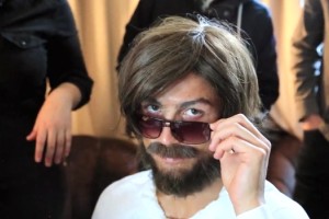 Disfrazado, Cristiano Ronaldo promovi&oacute; su nueva marca de auriculares por las calles