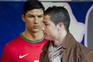 Cristiano Ronaldo compr&oacute; una estatua de cera de &eacute;l mismo