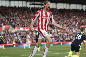 Las anécdotas de Peter Crouch, el delantero que con 37 años continúa jugando en la Premier League