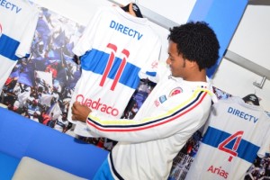 Los jugadores de la Selecci&oacute;n Colombia recibieron las camisetas de la U Cat&oacute;lica