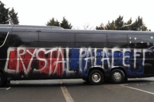 Hinchas del Crystal Palace rompieron su propio micro sin saber que era suyo