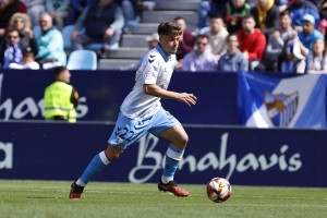 El curioso momento entre un futbolista y un hincha del Málaga: el jugador le vendió su camiseta por 50 euros