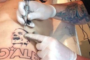 El logo en la piel; D&rsquo;Alessandro se tatu&oacute; a su propia marca