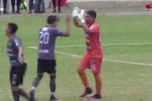 El arquero uruguayo que anot&oacute; un gol desde su propia &aacute;rea en el f&uacute;tbol de Guatemala