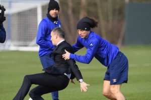 David Luiz derrib&oacute; a un presentador de televisi&oacute;n en vivo