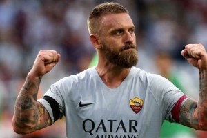 La Serie A proh&iacute;be las cintas de capitanes personalizadas y De Rossi sorprende con un dise&ntilde;o especial en su interior