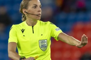 Stéphanie Frappart: la primera mujer en dirigir un partido de un Mundial