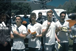 &iexcl;Desde el cielo! Los jugadores de Alemania recibieron sus botines adidas de una forma espectacular